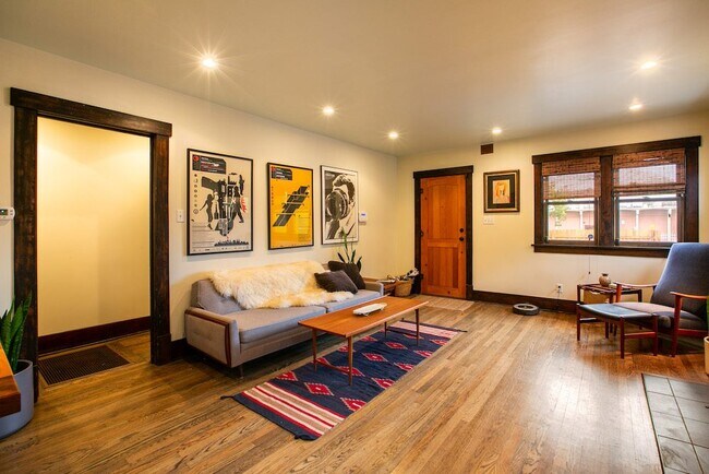 Photo - 207 Richmond Dr NE