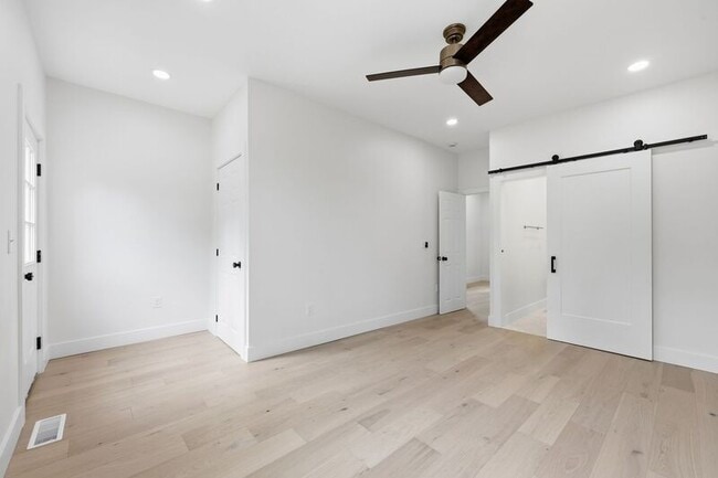 Photo - 834 Oak St