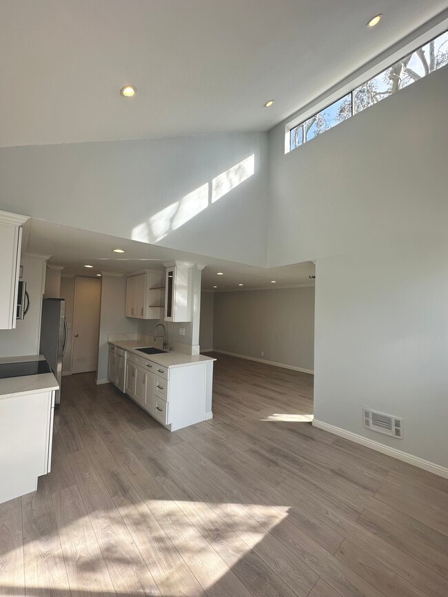 Photo - 6050 Canterbury Dr Unidad F305