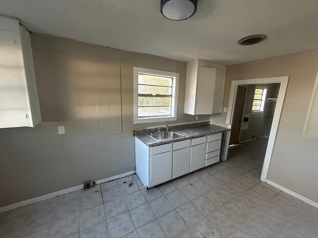 Photo - 902 Mercedes St