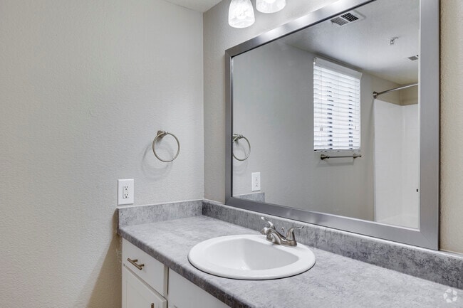 Bathroom - 1BR, 1BA - 789SF