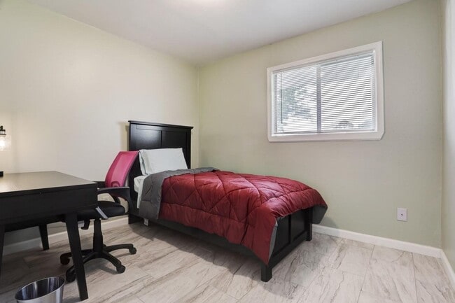 Photo - 207 Plum St