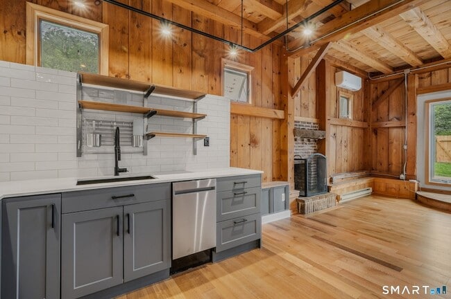 13 Meadowood Ln