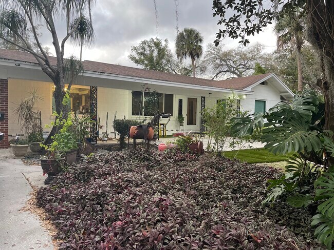 Photo - 411 W Flora St