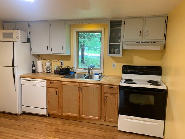 Kitchen - 106 Pineview Ter Unit Apt.