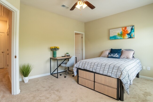The-Collective-at-Clemson-Apartments-Near-Clemson-University-dormitorio-privado - The Collective at Clemson