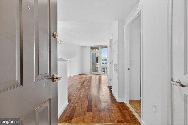 Building Photo - 555 Massachusetts Ave NW Unit 1019