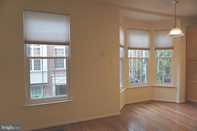 Building Photo - Beautiful Townhouse in Washingtonian Center