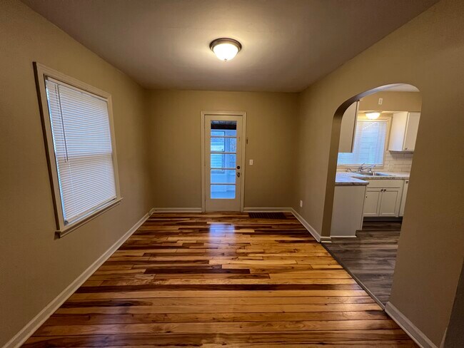 Photo - 945 Sylvia St NW