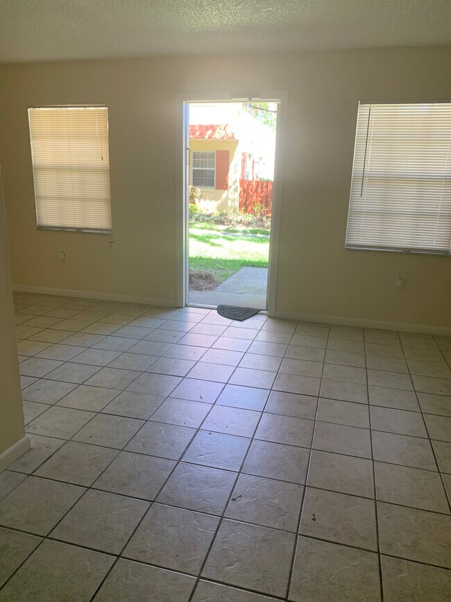 1112 W Main St Condo Unit H4 Condo for Rent in Leesburg, FL