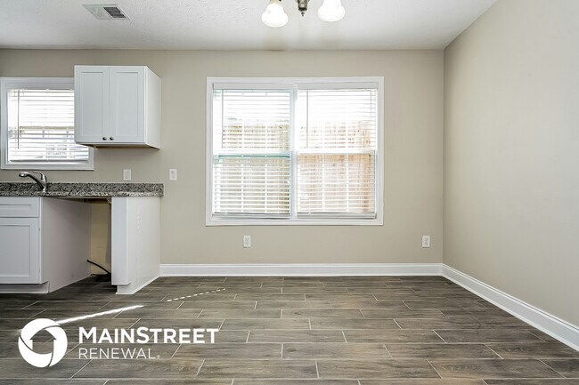 Photo - 1505 Queen Elizabeth Dr