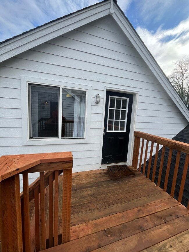 Private deck - 2143 SE Douglas Ave Unit Upstairs Apartment Studio