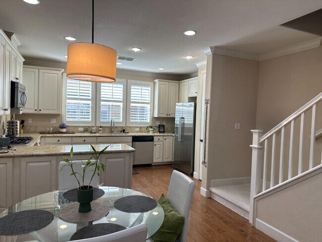 496 Rialto Pl