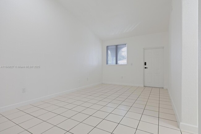 Building Photo - 1663 SE 27th Dr Unit 208 Rental