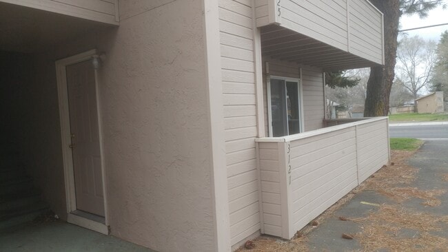 Building Photo - 1 Bedroom, 1 Bathroom Downstairs Apartment - South Suburbs