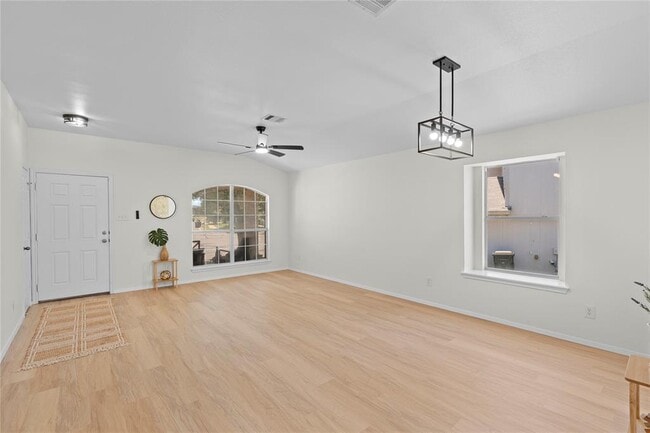 Photo - 406 Covent Dr