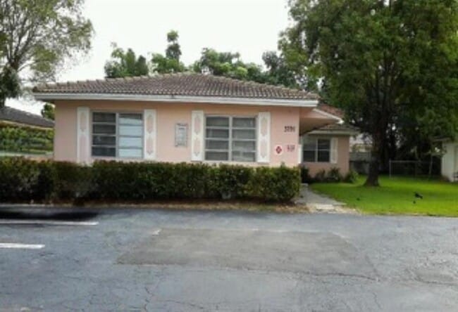 Building Photo - 3791 Riverside Dr Rental