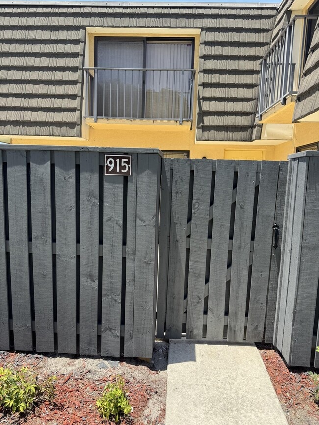 Photo - 915 9th Way