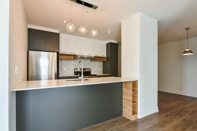 Building Photo - 9675 Av. Papineau Unit 402