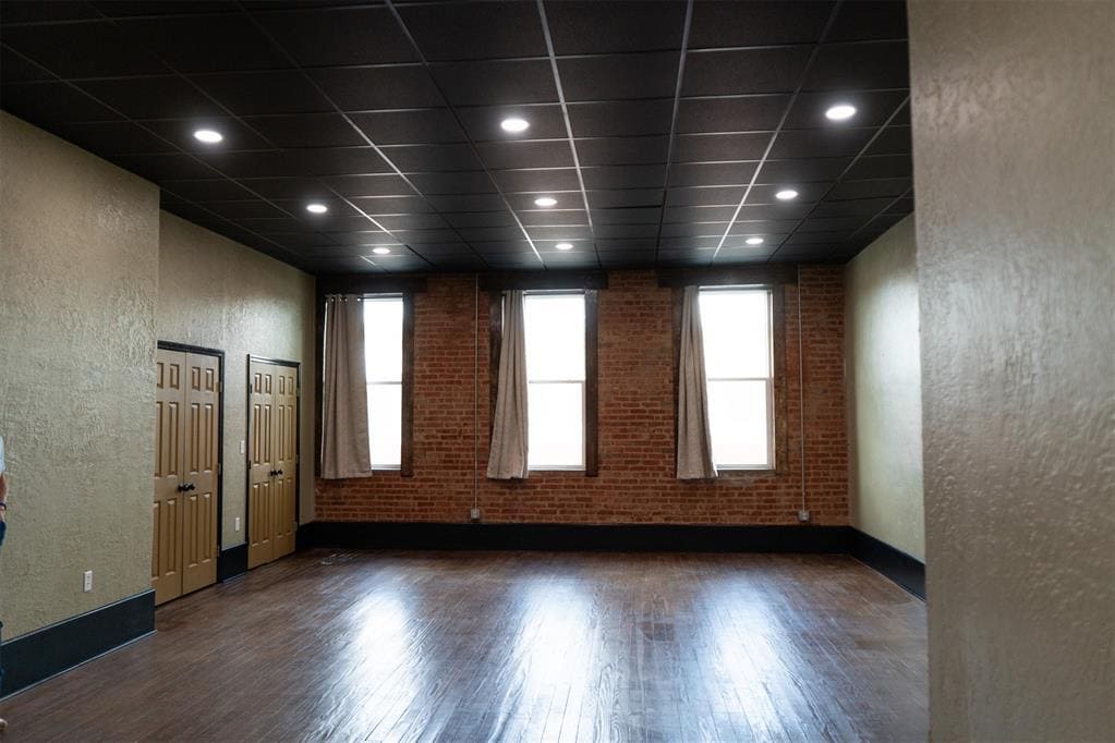 Photo - 102 E Broadway St