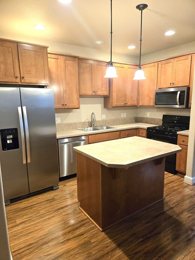 Photo - Tons of Space ! Walk to Park!  Newer 2017 ...