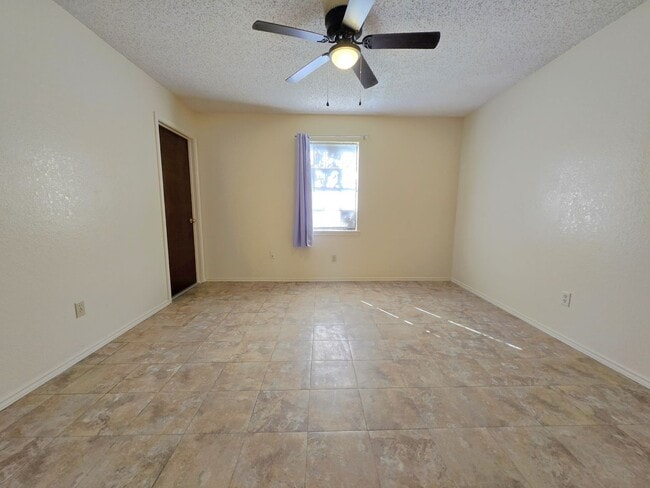 Photo - Quaint 2BD/1BTH apartment with a big back ...