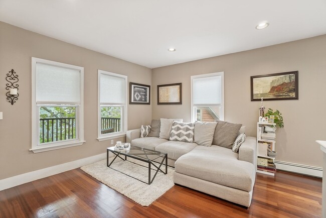 Building Photo - 31 Regent St Unit 3R