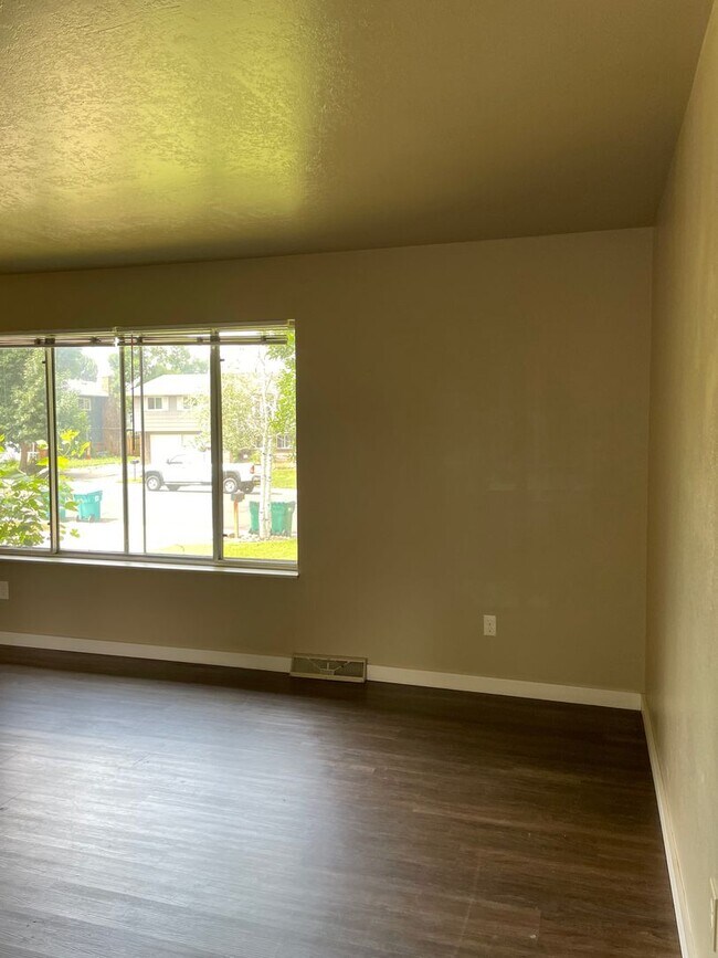 Photo - STUDENTS WELCOME! 5 Bedroom 3 Bathroom Single Family Home West Fort Collins