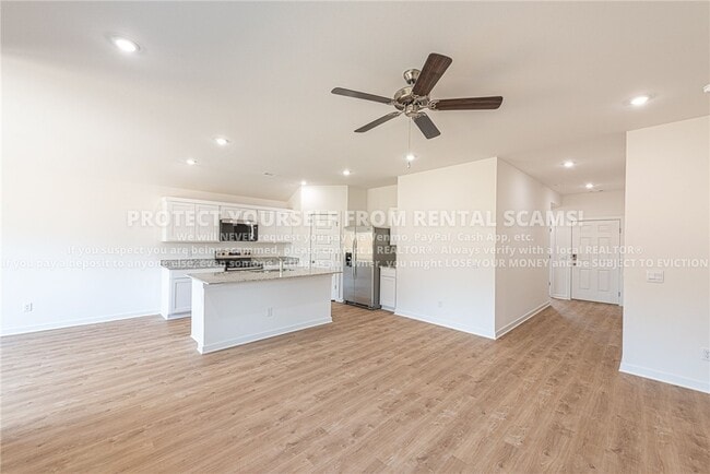 Photo - 420 Raegan St