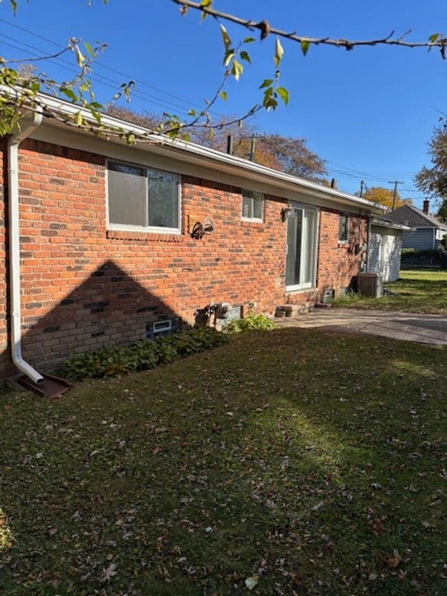 Building Photo - 3 BED, 1.5 BATH IN DOWNTOWN PLYMOUTH