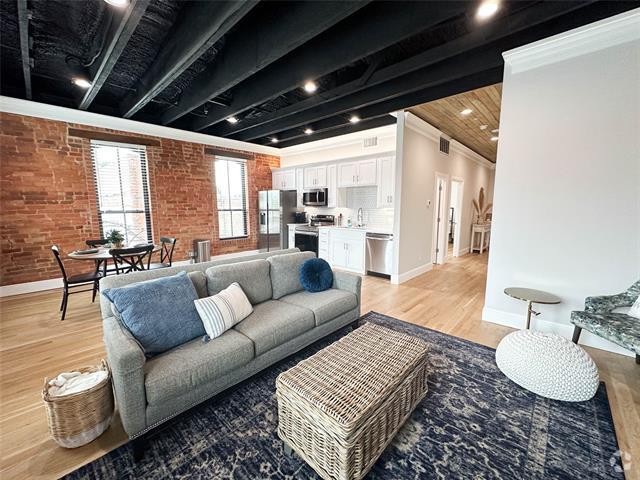 Building Photo - 111 W Ennis Ave Unit A Rental