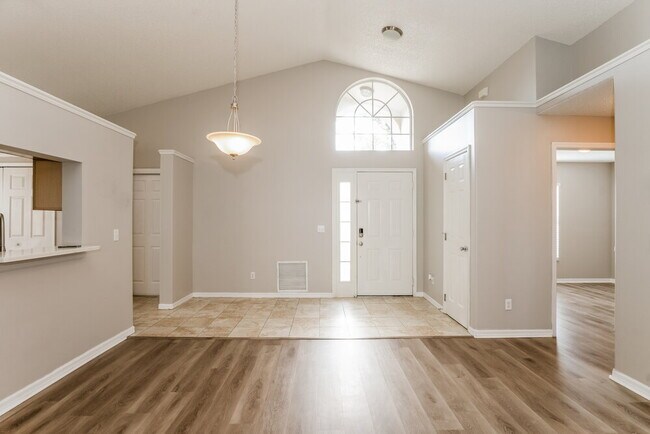 Photo - 466 Valencia Pl Cir