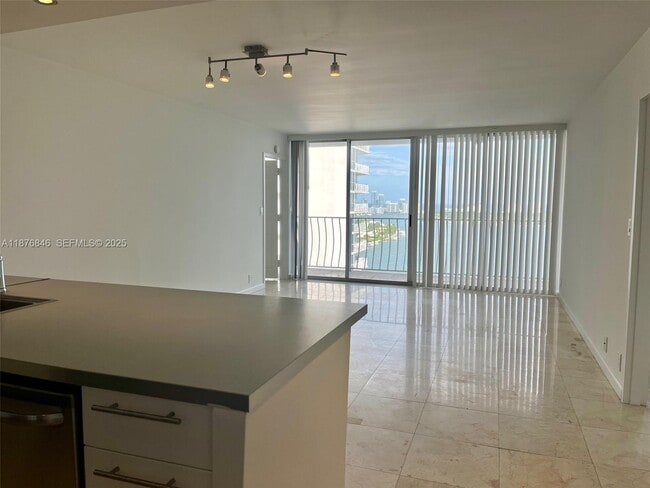 Photo - 7601 E Treasure Dr Unidad 2308