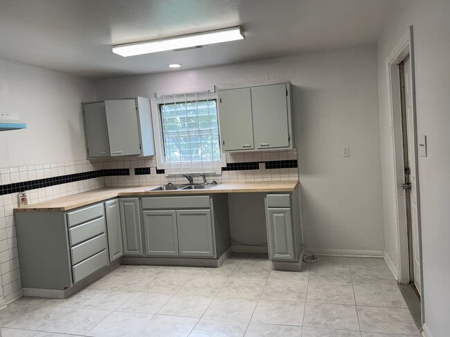 Building Photo - 5726 Lakefield Dr Rental