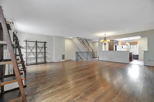 Photo - 1053 N George Mason Dr