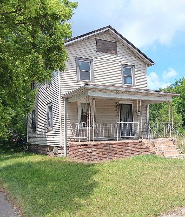 Spacious 3 Bedroom Split Level Home - Spacious 3 Bedroom Split Level Home