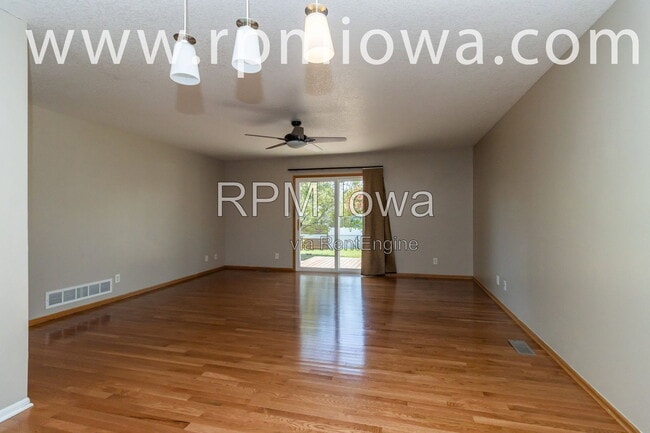 Photo - 770 SE Harper Dr