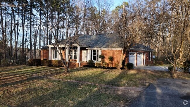Building Photo - Amazing 4 Bedroom, 3 Bath Home With 2 Kitc...