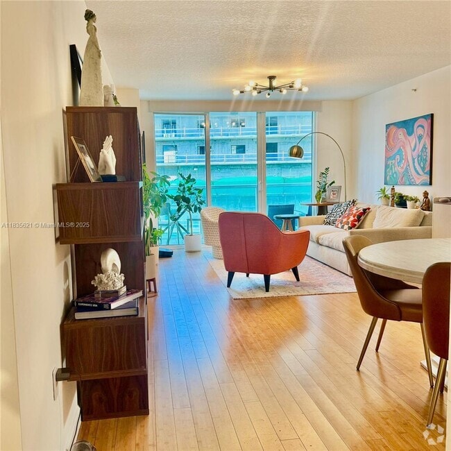 Building Photo - 31 SE 5th St Unit 1708 Rental