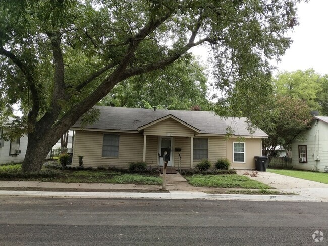 Building Photo - 3/2 Near Downtown Cleburne! Rental