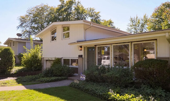 Building Photo - 440 Sheryl Ln