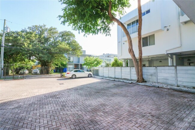 Photo - 2947 Coconut Ave