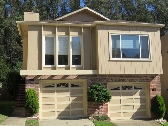 Building Photo - Large 3 Bedroom House in Forest Knolls