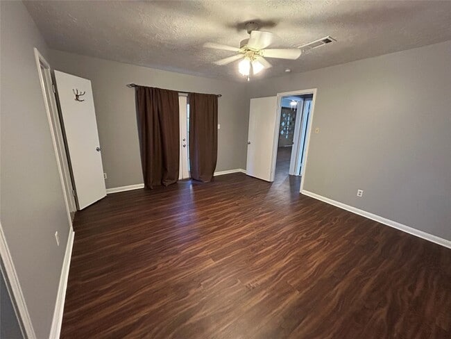 Photo - 132 Red Oak Ln
