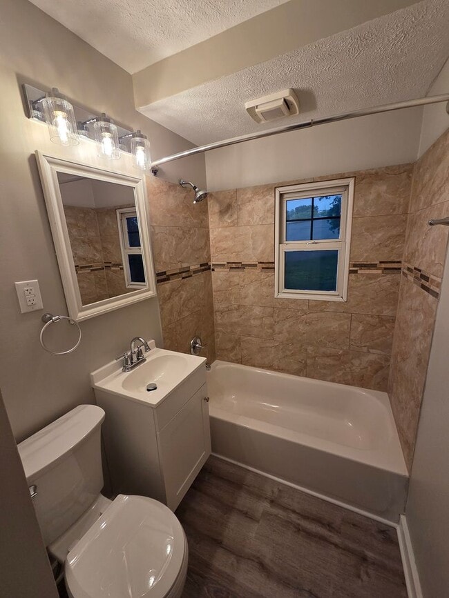 Photo - 3 bed, 2 bath, 1 car detached garage!