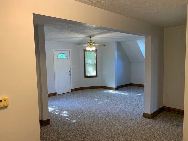 Building Photo - 805 E Monroe St Unit Apartment B