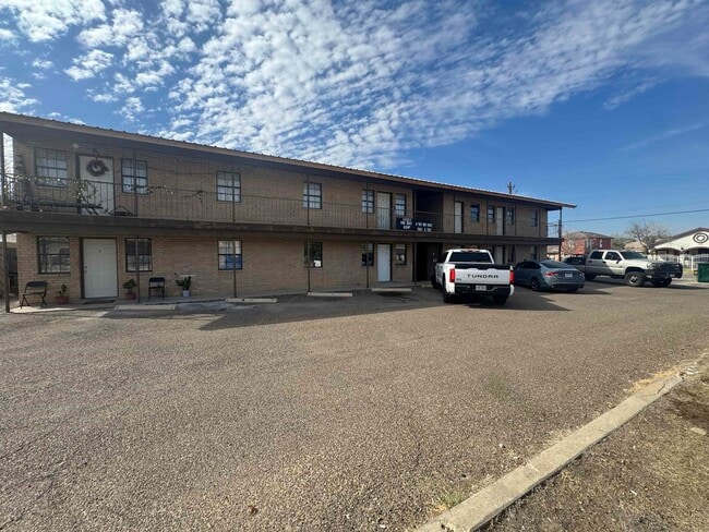 Building Photo - 4020 Loring Ave Unit 8