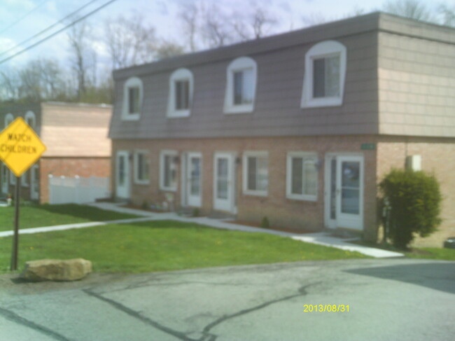 Photo - 122 Hurst Dr Townhome