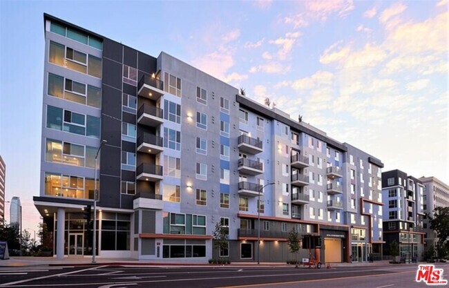 Building Photo - 1120 W 6th St Rental