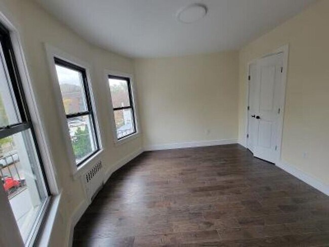 Photo - 312 E 5th St
